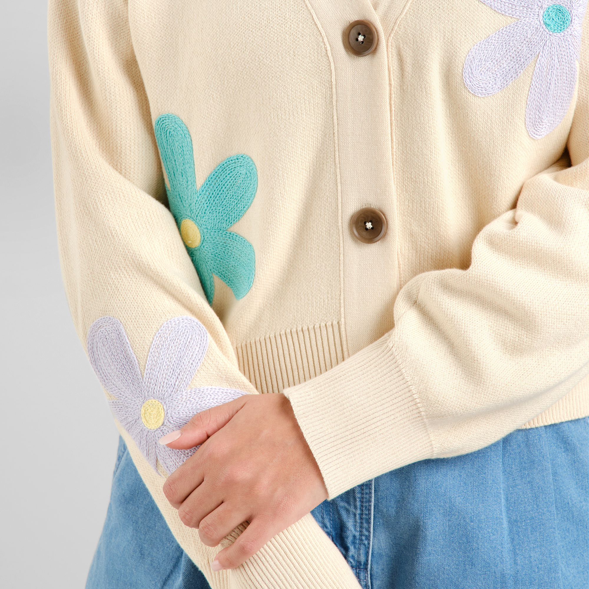 DEDICATED - Cardigan Kanan Application Flower Vanilla White